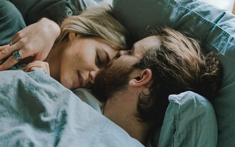 sexuální život - muž a žena spolu pod perinou
