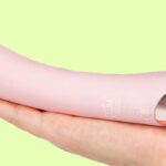 Vibrátor BOOM The Princess s vyhříváním v rukou Terezy